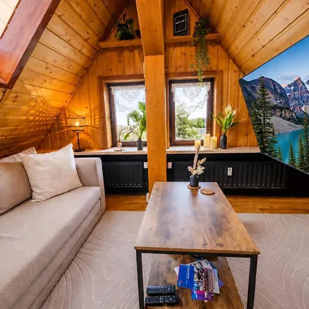 Cosmic Living Hideaway Cozy Attic With Parking & Wi-fi *