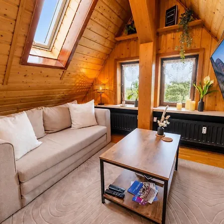 Cosmic Living Hideaway Cozy Attic With Parking & Wi-fi