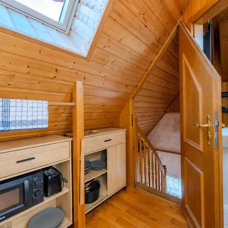 Cosmic Living Hideaway Cozy Attic With Parking & Wi-fi Apartment